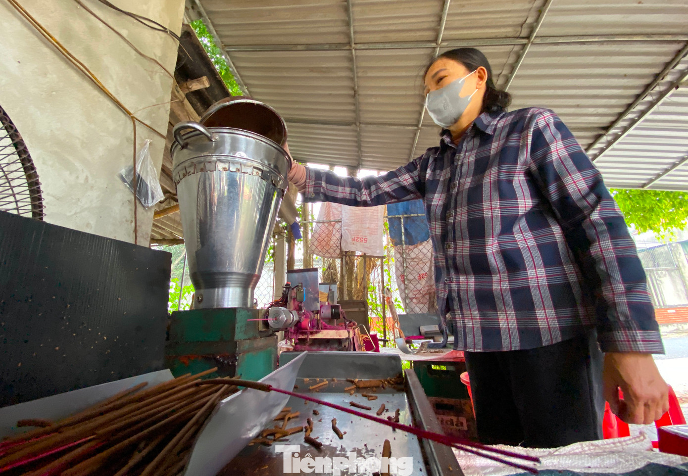 Cồi hương được cho vào khay cố định rồi máy sẽ tự động cho ra những cây hương thành phẩm.