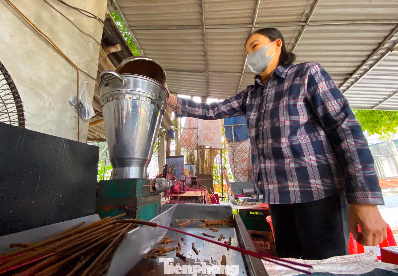 Cồi hương được cho vào khay cố định rồi máy sẽ tự động cho ra những cây hương thành phẩm.