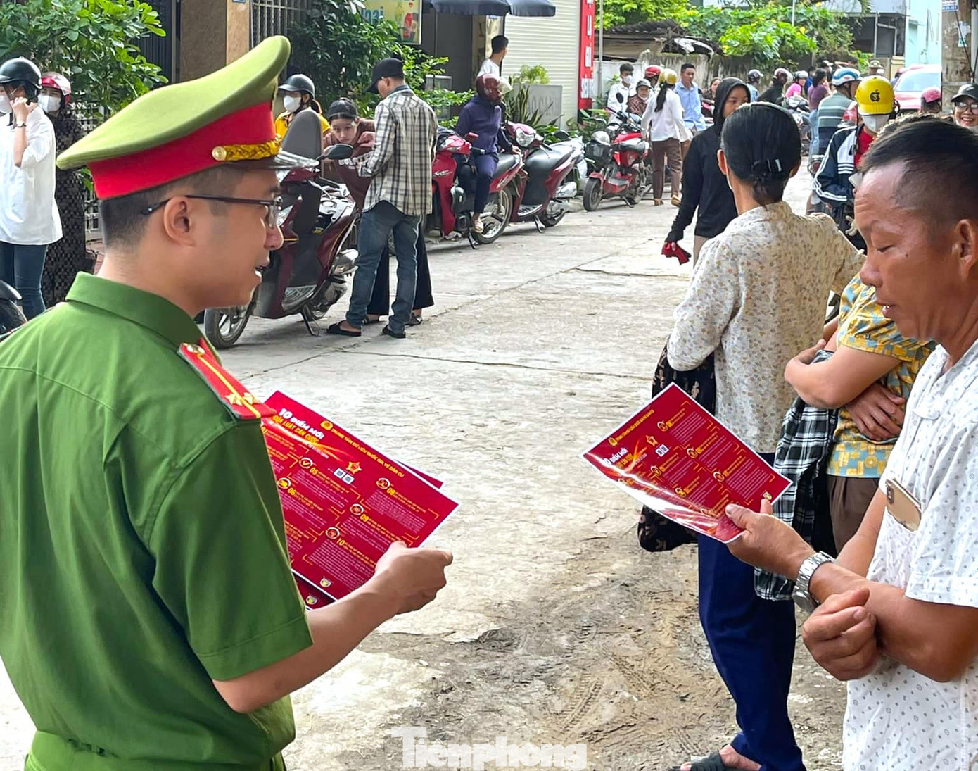 Tranh thủ trong lúc phụ huynh chờ thí sinh làm bài, lực lượng công an đã in nhiều tờ rơi để tuyên truyền về Luật căn cước mới.