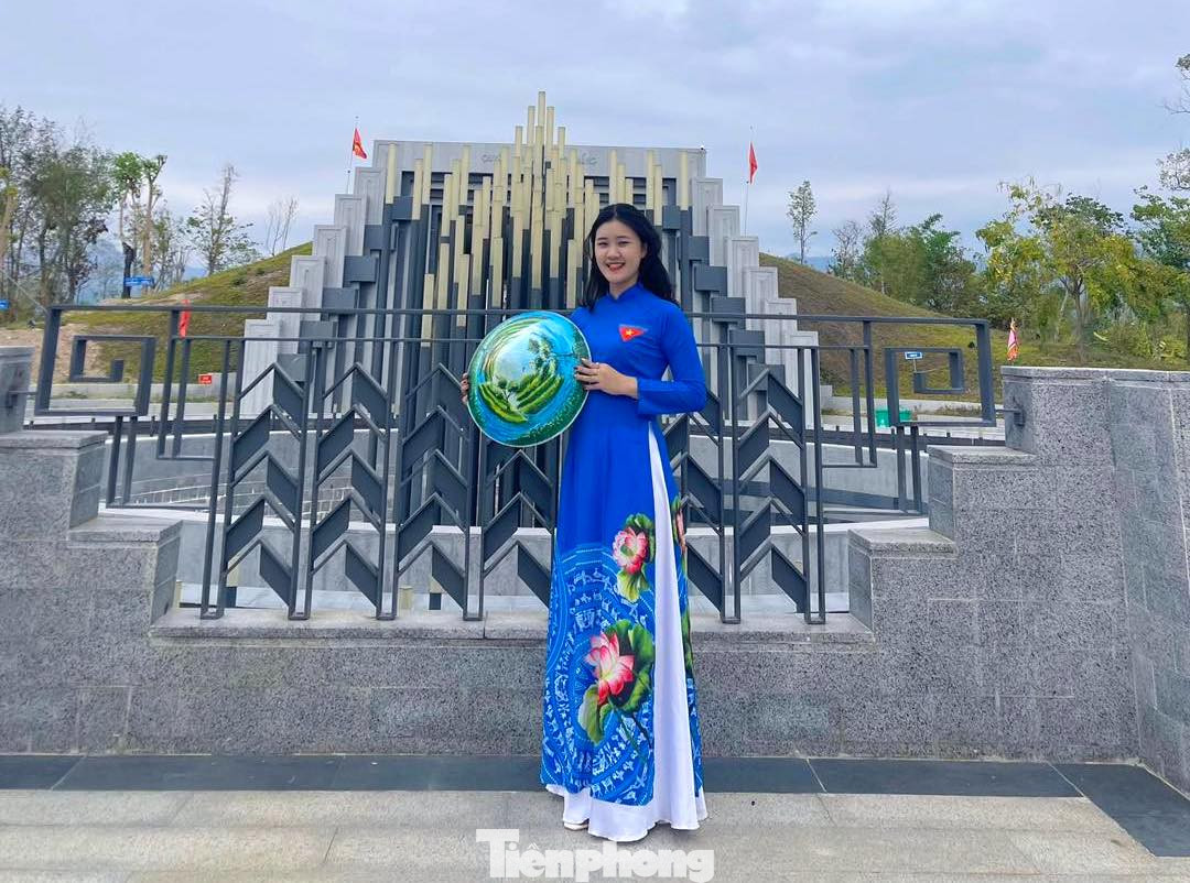 Những nữ cán bộ Đoàn Nghệ An diện áo dài, trang phục truyền thống dân tộc Thái đầy sắc màu tạo nên nét đẹp đằm thắm, niềm tự hào của người con gái xứ Nghệ.