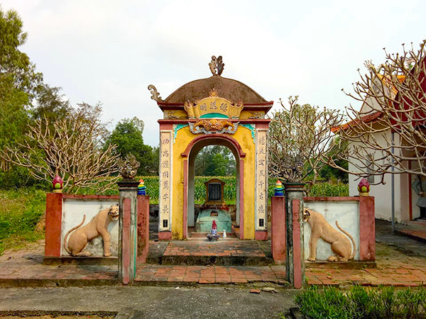 Nguyễn Trọng Đạt là con trai thứ 10 của Thái sư Cương Quốc Công Nguyễn Xí. Ông vốn là bậc kỳ tài trong thiên hạ, văn võ song toàn có công với dân, với nước được triều Lê sơ phong nhiều tước, hàm: “Tín đạt đại phu xuất thân, tán trị công thần, Bắc quân đô đốc lịch trung dinh thượng tướng quân Linh Quận Công Nguyễn Trọng Đạt”. Nguyễn Trọng Đạt vốn có tài năng bẩm sinh hơn người, được rèn luyện từ nhỏ, theo cha tham gia nhiều trận mạc và lập nhiều chiến tích hiển hách. Năm 1471, ông cùng các anh trai theo vua Lê Thánh Tông đi đánh quân Chiêm Thành, cuộc chiến thắng lợi nhưng do bị thương nặng nên trên đường trở về ông đã mất. Đó là vào ngày 17 tháng 5 năm Tân Mão 1471. Ông được an táng tại Bàu Sen - Kim Ổ, (nay thuộc phường Nghi Hương, thị xã Cửa Lò) và được người dân nơi đây suy tôn là Thành hoàng làng.