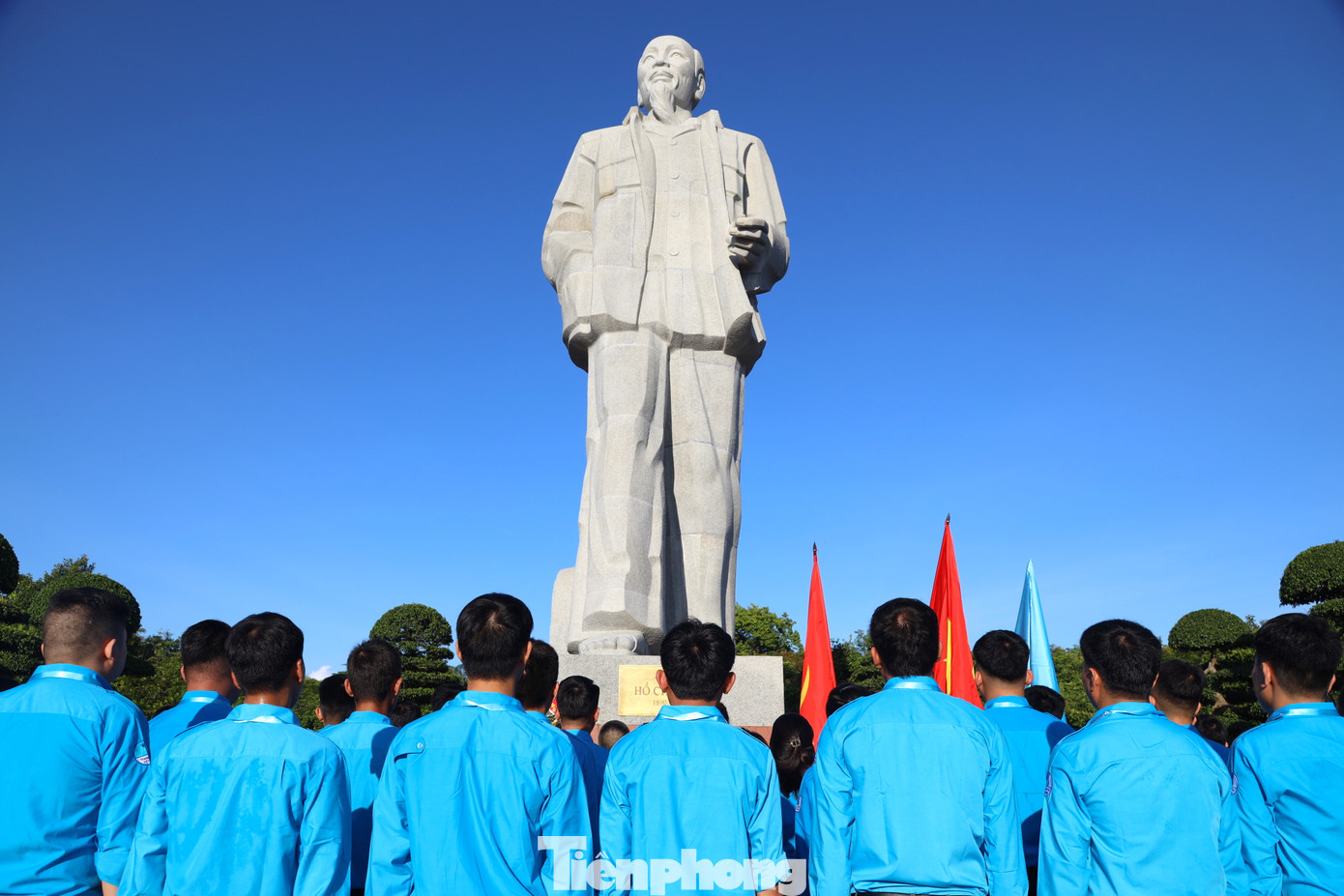 Đại biểu làm lễ dâng hoa tại Quảng trường Hồ Chí Minh.