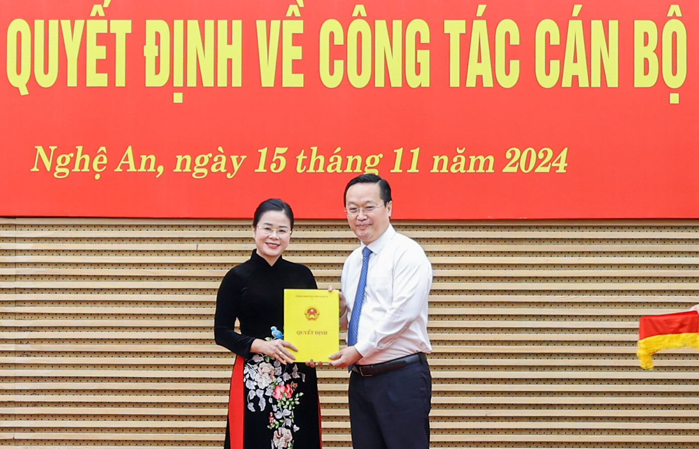 Ông Nguyễn Đức Trung - Bí thư Tỉnh ủy, Chủ tịch UBND tỉnh Nghệ An trao quyết định điều động, bổ nhiệm bà Lê Thị Hoài Chung giữ chức Giám đốc Sở Y tế Nghệ An. Ảnh: Kim Oanh Ông Nguyễn Đức Trung - Bí thư Tỉnh ủy, Chủ tịch UBND tỉnh Nghệ An trao quyết định điều động, bổ nhiệm bà Lê Thị Hoài Chung giữ chức Giám đốc Sở Y tế Nghệ An. Ảnh: Kim Oanh