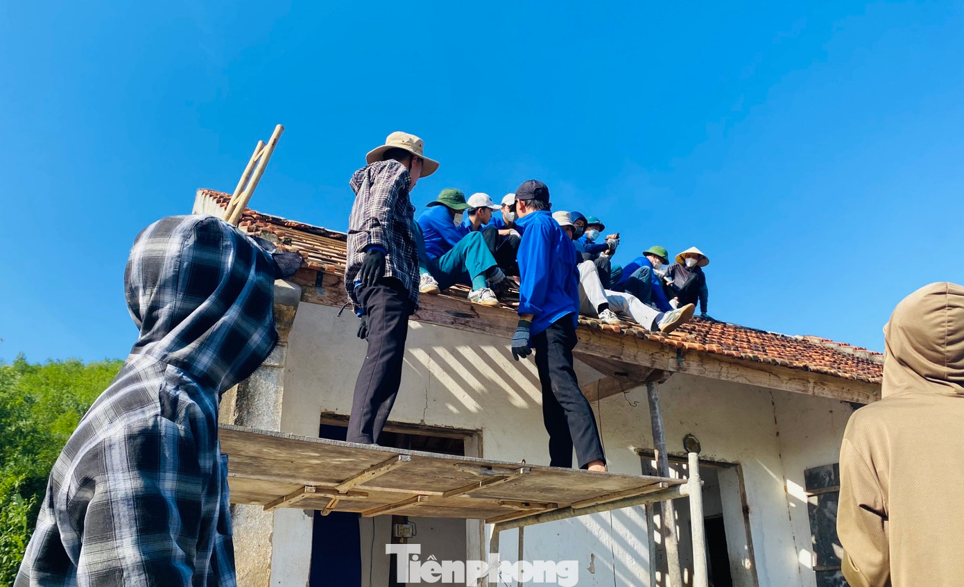 Theo báo cáo, tuổi trẻ toàn tỉnh Nghệ An đã hỗ trợ tháo dỡ 24 công trình nhà ở của các hộ dân ảnh hưởng hành lang tuyến.