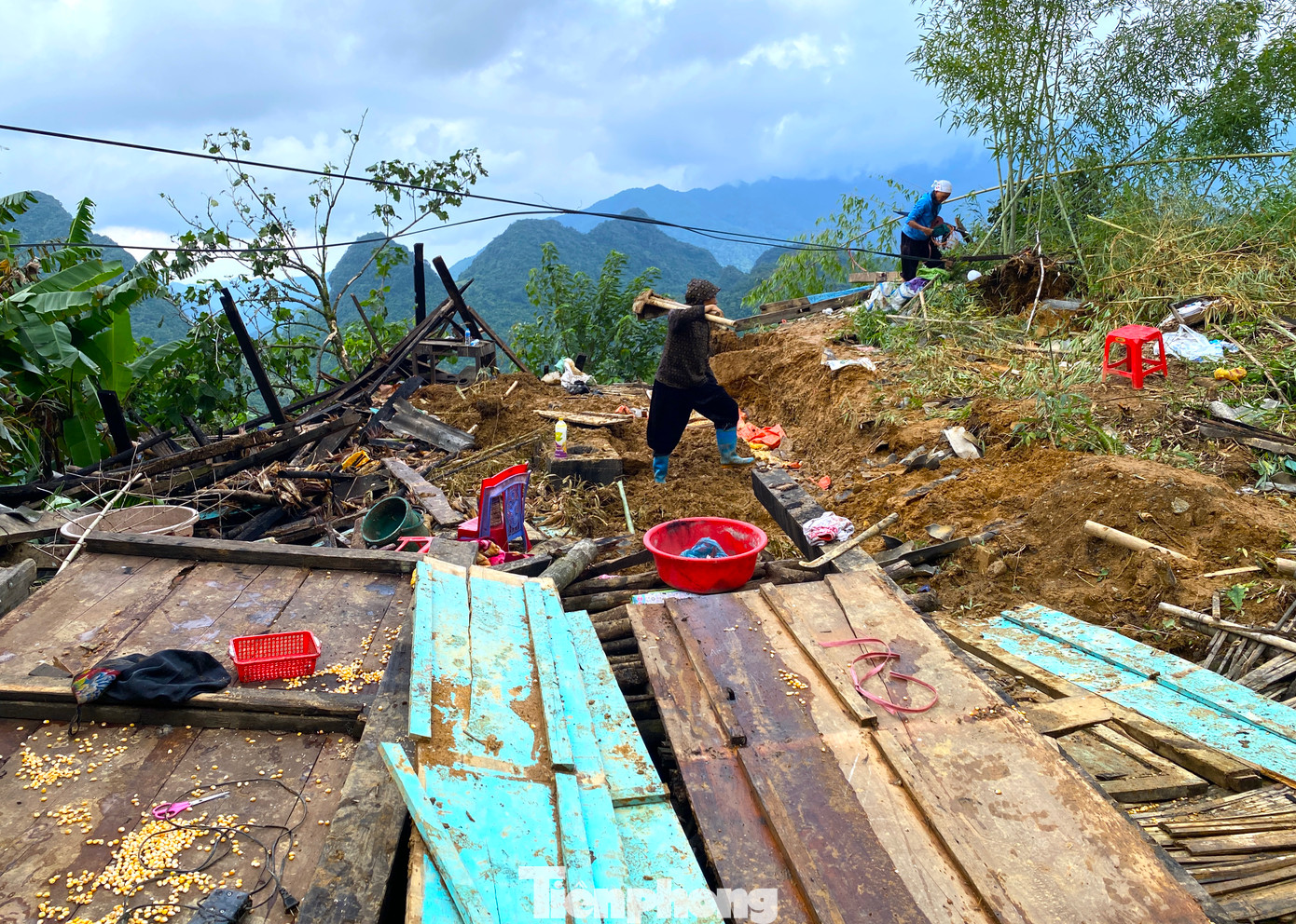 Trước đó vào khoảng 4h sáng 9/9, hàng nghìn khối đất đá ở núi Lũng Nọi (xã Vũ Nông, huyện Nguyên Bình, Cao Bằng) bất ngờ đổ sập xuống. Căn nhà bà Bàn Mùi Chẹ nằm bên kia quốc lộ 34 bị đất đá cuốn đổ sập hoàn toàn.