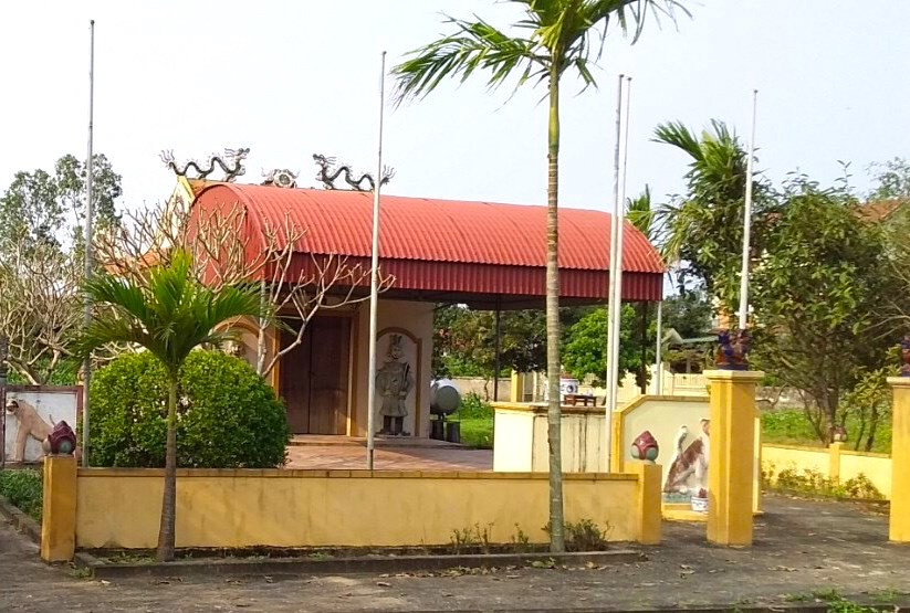 Nguyễn Trọng Đạt là con trai thứ 10 của Thái sư Cương Quốc Công Nguyễn Xí. Ông vốn là bậc kỳ tài trong thiên hạ, văn võ song toàn có công với dân, với nước được triều Lê sơ phong nhiều tước, hàm: “Tín đạt đại phu xuất thân, tán trị công thần, Bắc quân đô đốc lịch trung dinh thượng tướng quân Linh Quận Công Nguyễn Trọng Đạt”. Nguyễn Trọng Đạt vốn có tài năng bẩm sinh hơn người, được rèn luyện từ nhỏ, theo cha tham gia nhiều trận mạc và lập nhiều chiến tích hiển hách. Năm 1471, ông cùng các anh trai theo vua Lê Thánh Tông đi đánh quân Chiêm Thành, cuộc chiến thắng lợi nhưng do bị thương nặng nên trên đường trở về ông đã mất. Đó là vào ngày 17 tháng 5 năm Tân Mão 1471. Ông được an táng tại Bàu Sen - Kim Ổ, (nay thuộc phường Nghi Hương, thị xã Cửa Lò) và được người dân nơi đây suy tôn là Thành hoàng làng.