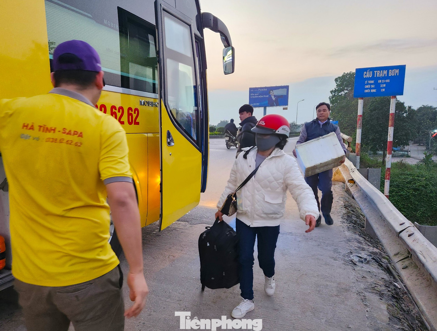 Sau khi gọi hẹn xe, vợ chồng ông Quý chạy xe máy từ huyện Thanh Chương xuống thành phố Vinh gửi xe tại nhà người thân rồi ra đứng đón xe khách. "Vợ chồng tôi về quê từ hôm 26 Tết, về nghỉ được hơn tuần rồi. Năm nay công ty hẹn ra họp mặt đầu năm sớm nên 2 vợ chồng phải bắt xe đi sớm. Chiều tối đi, xe chạy nhanh thì sáng mai đến gặp mặt rồi ngày sau là làm việc luôn. Cũng may gọi đặt được xe sớm chứ không phải chờ đợi mệt lắm", ông Quý chia sẻ và cho hay, cả hai vợ chồng ông làm trang trại nấu ăn cho công ty ở Lào Cai nên đi cùng nhau cũng đỡ buồn.