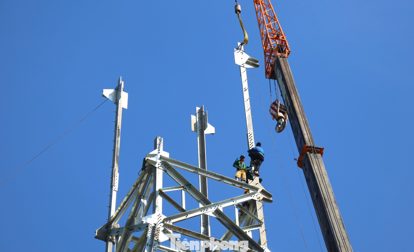 Sau khi bắt vít xong, những cấu kiện này sẽ được cẩu lên để những người thợ trên cao lắp thành hình hài cột điện.