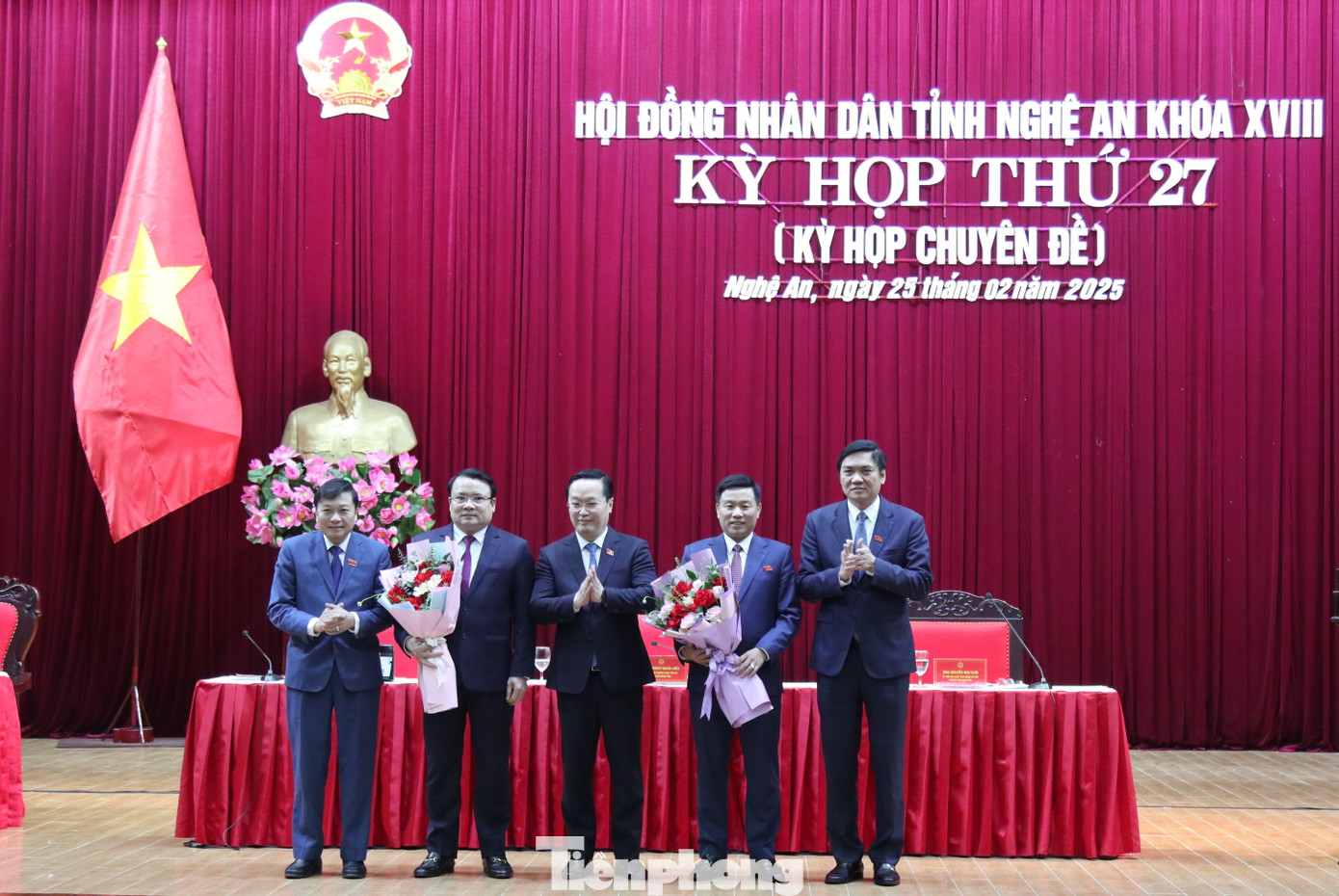 Thường trực Tỉnh ủy Nghệ An tặng hoa chúc mừng hai ông Hoàng Phú Hiền và ông Phùng Thành Vinh đã được tín nhiệm bầu giữ chức Phó Chủ tịch UBND tỉnh Nghệ An nhiệm kỳ 2021-2026. Thường trực Tỉnh ủy Nghệ An tặng hoa chúc mừng hai ông Hoàng Phú Hiền và ông Phùng Thành Vinh đã được tín nhiệm bầu giữ chức Phó Chủ tịch UBND tỉnh Nghệ An nhiệm kỳ 2021-2026.