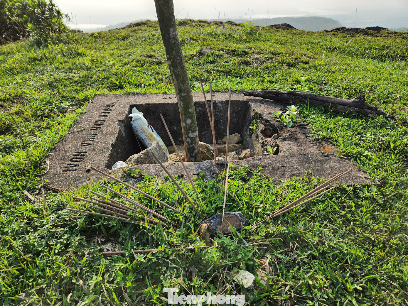 Một thời gian dài không người trông coi, quản lý, khu di tích này dần quên lãng, xuống cấp.