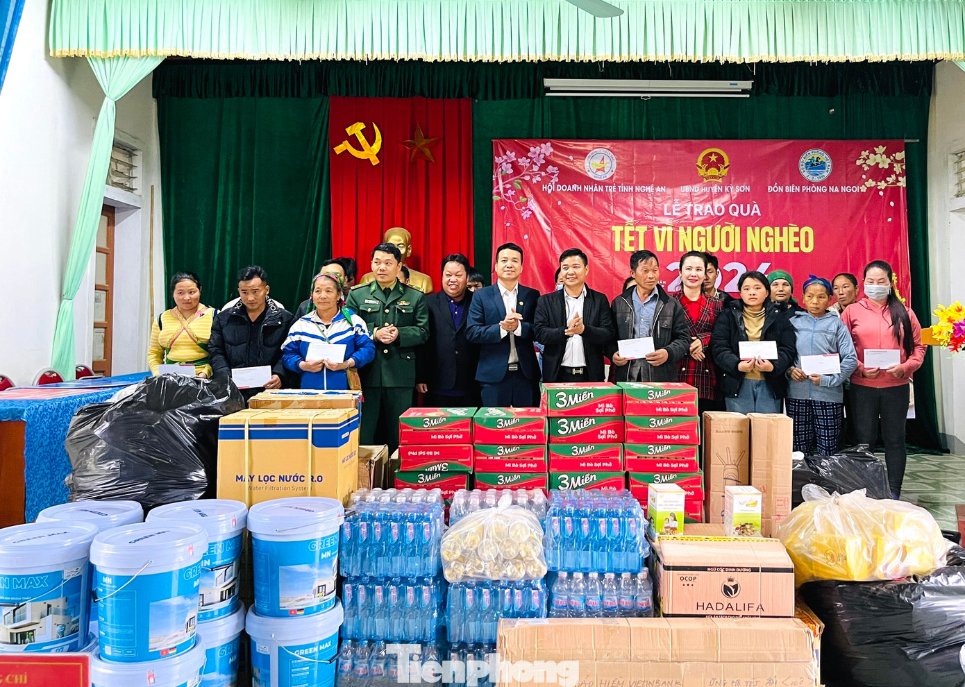 Trao 60 suất quà cho 60 hộ dân có hoàn cảnh trên địa bàn xã Na Ngoi. Trao 60 suất quà cho 60 hộ dân có hoàn cảnh trên địa bàn xã Na Ngoi.