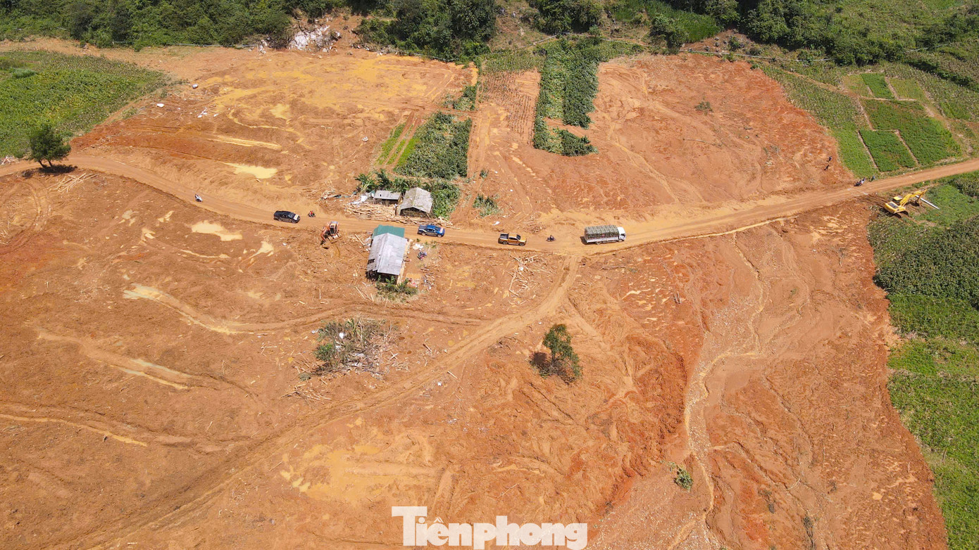 Vụ sạt lở khiến 6 ngôi nhà bị cuốn trôi hoàn toàn, 2 ngôi nhà bị hư hỏng.