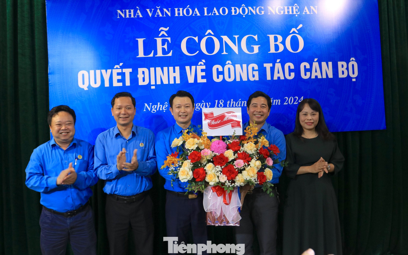 Các cơ quan đơn vị tặng hoa chúc mừng cho tân Giám đốc Nhà Văn hóa Lao động tỉnh Nghệ An.