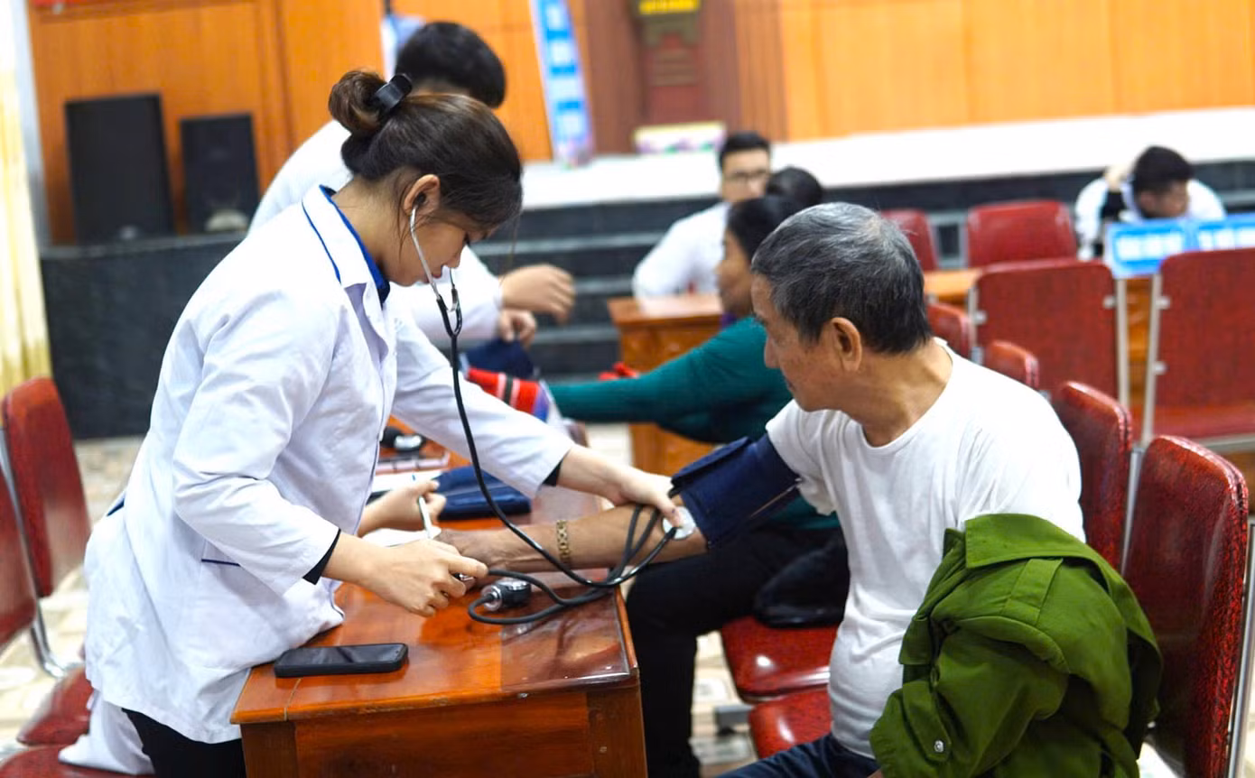 Trong khuôn khổ các hoạt động của chương trình mùa đông ấm năm 2024; nhằm chào mừng Đại hội Đại biểu toàn quốc Hội LHTN Việt Nam lần thứ IX, nhiệm kỳ 2024 - 2029, Ban Thường vụ Thị Đoàn - Hội LHTN Việt Nam thị xã Thái Hòa cũng đã tổ chức chương trình khám bệnh, cấp phát thuốc miễn phí cho hơn 100 người dân có hoàn cảnh khó khăn trên địa bàn.