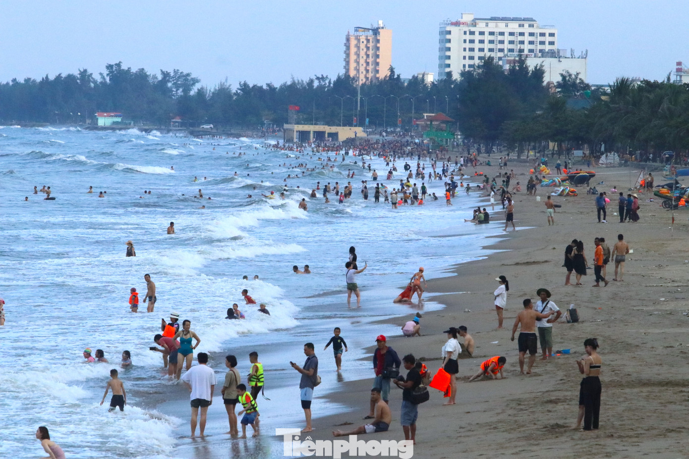 Trong 2 ngày 31/8 và 1/9, dù chỉ mới ngày đầu nghỉ lễ nhưng cả vạn du khách thập phương đã đổ dồn về bãi biển Cửa Lò (TX. Cửa Lò, Nghệ An) để vui chơi và tắm biển.