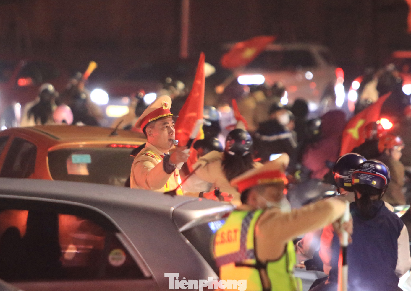 Các chiến sĩ cảnh sát mướt mồ hôi phân luồng, điều tiết giao thông.