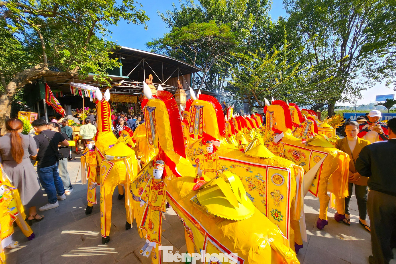 Phía trước khu vực đền được xếp từng dãy ngựa vàng giấy, thuyền rồng kèm những khối vàng thỏi. Đây là lễ vật của du khách về hành hương dâng lên đền để cầu khấn.