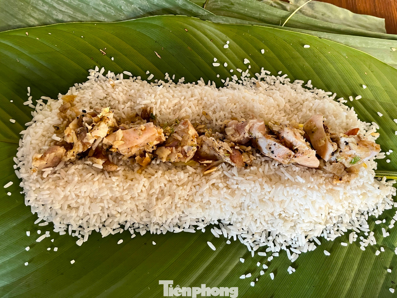 Ngoài gói bánh chưng các cỡ to, nhỏ tùy theo khách đặt, các cơ sở nơi đây còn gói thêm cả bánh tét dài.