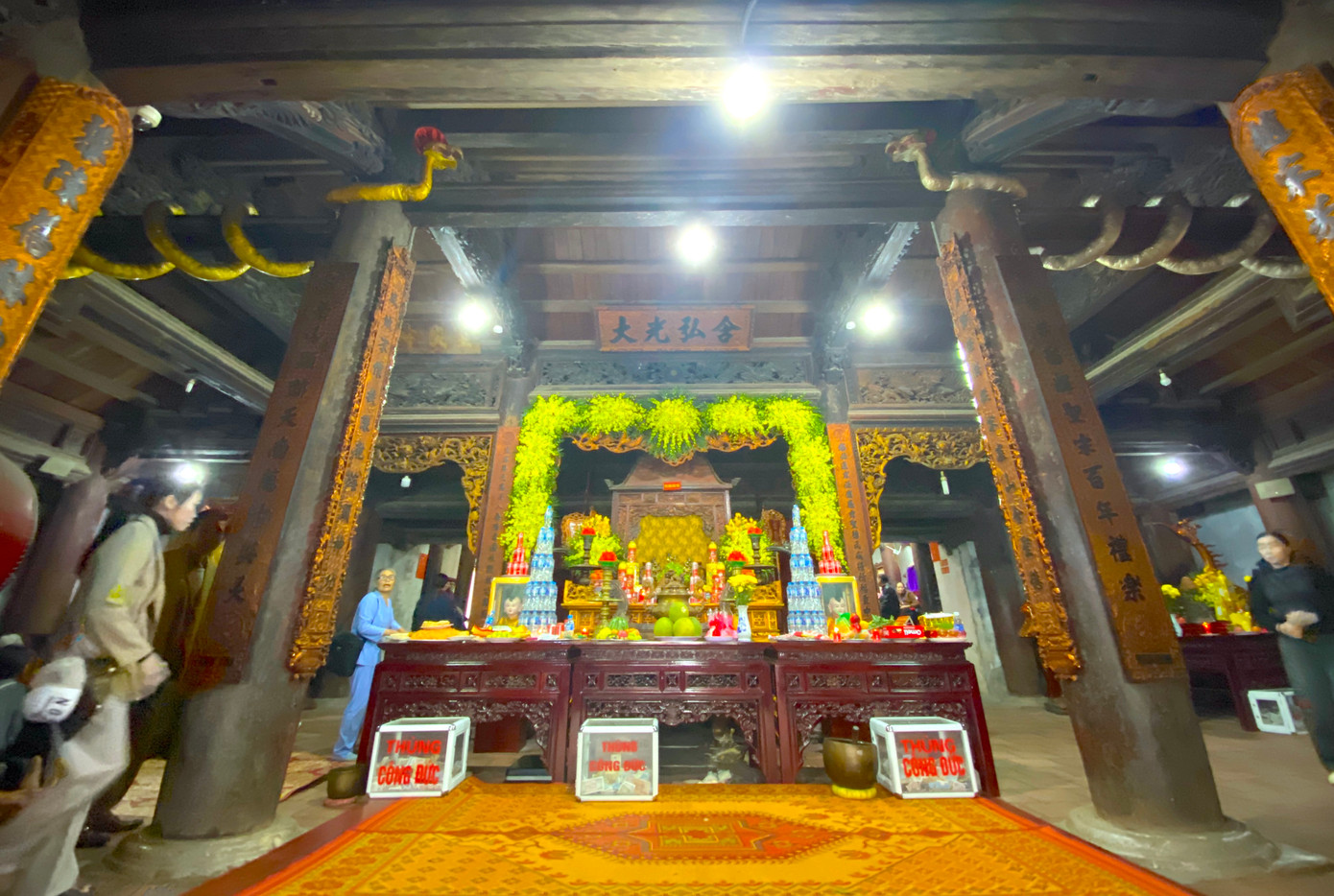 Đền Cờn nằm trên gò Diệc, gần với cửa biển Lạch Cờn của phường Quỳnh Phương (thị xã Hoàng Mai, tỉnh Nghệ An). Đền Cờn được mệnh danh là ngôi đền linh thiêng bậc nhất xứ Nghệ, "Nhất Cờn, Nhì Quả, Tam Bạch Mã, Tứ Chiêu Trưng". Đền được xây dựng từ thời nhà Trần, là nơi thờ tự Tứ vị Thánh Nương bao gồm Thái hậu Dương Nguyệt Quả, bà nhũ mẫu và hai nàng công chúa là Triệu Nguyệt Khiêu và Triệu Nguyệt Hương. Những ngày rằm, đầu tháng hay lễ tết đều có đông du khách, người dân địa phương về dâng hương. Đặc biệt vào dịp lễ chính của đền, có hàng vạn du khách về thắp hương cầu khấn, tham dự lễ hội. Đền Cờn nằm trên gò Diệc, gần với cửa biển Lạch Cờn của phường Quỳnh Phương (thị xã Hoàng Mai, tỉnh Nghệ An). Đền Cờn được mệnh danh là ngôi đền linh thiêng bậc nhất xứ Nghệ, "Nhất Cờn, Nhì Quả, Tam Bạch Mã, Tứ Chiêu Trưng". Đền được xây dựng từ thời nhà Trần, là nơi thờ tự Tứ vị Thánh Nương bao gồm Thái hậu Dương Nguyệt Quả, bà nhũ mẫu và hai nàng công chúa là Triệu Nguyệt Khiêu và Triệu Nguyệt Hương. Những ngày rằm, đầu tháng hay lễ tết đều có đông du khách, người dân địa phương về dâng hương. Đặc biệt vào dịp lễ chính của đền, có hàng vạn du khách về thắp hương cầu khấn, tham dự lễ hội.