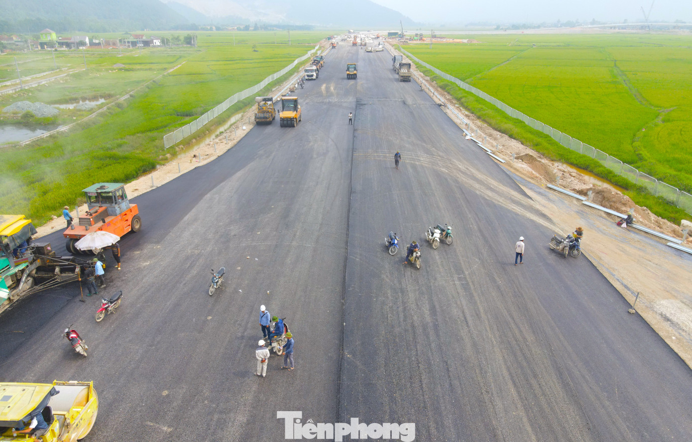 Ngày 25/4, có mặt tại công trường thi công nút giao Quốc lộ 46B, hàng trăm máy móc, công nhân được đơn vị thi công huy động để triển khai những hạng mục cuối cùng trước khi thông xe.