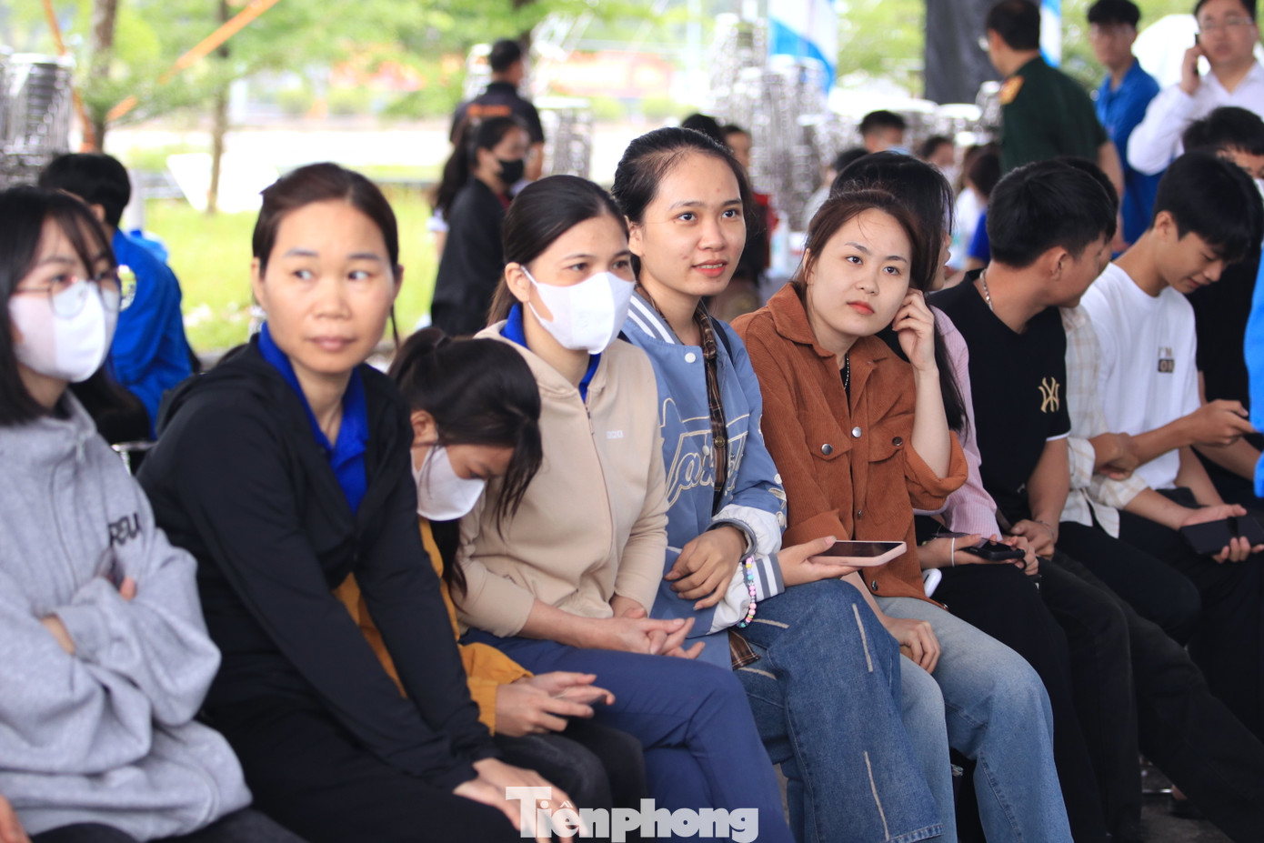 Tại chương trình, thanh niên công nhân, người dân được khám sàng lọc các bệnh lý thường gặp như: Tăng huyết áp, bệnh nội tổng hợp, đồng thời được khám chuyên sâu các chuyên khoa: Răng - Hàm - Mặt, Tai - Mũi - Họng, Mắt, Sản phụ khoa... Tại chương trình, thanh niên công nhân, người dân được khám sàng lọc các bệnh lý thường gặp như: Tăng huyết áp, bệnh nội tổng hợp, đồng thời được khám chuyên sâu các chuyên khoa: Răng - Hàm - Mặt, Tai - Mũi - Họng, Mắt, Sản phụ khoa...