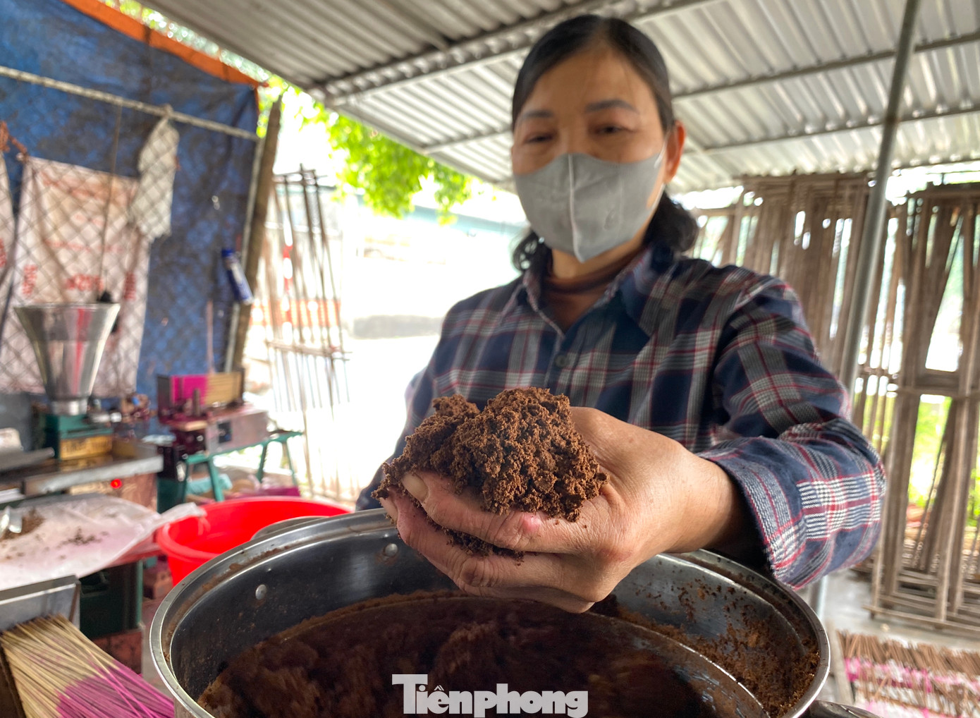 Chia sẻ về công đoạn làm hương, bà Nguyễn Thị Thu Hiền (60 tuổi, thợ làm hương trú xã Thịnh Trường) cho hay, các nguyên liệu đã được chủ cơ sở pha trộn sẵn. Người thợ chỉ việc đổ vào phễu của máy.