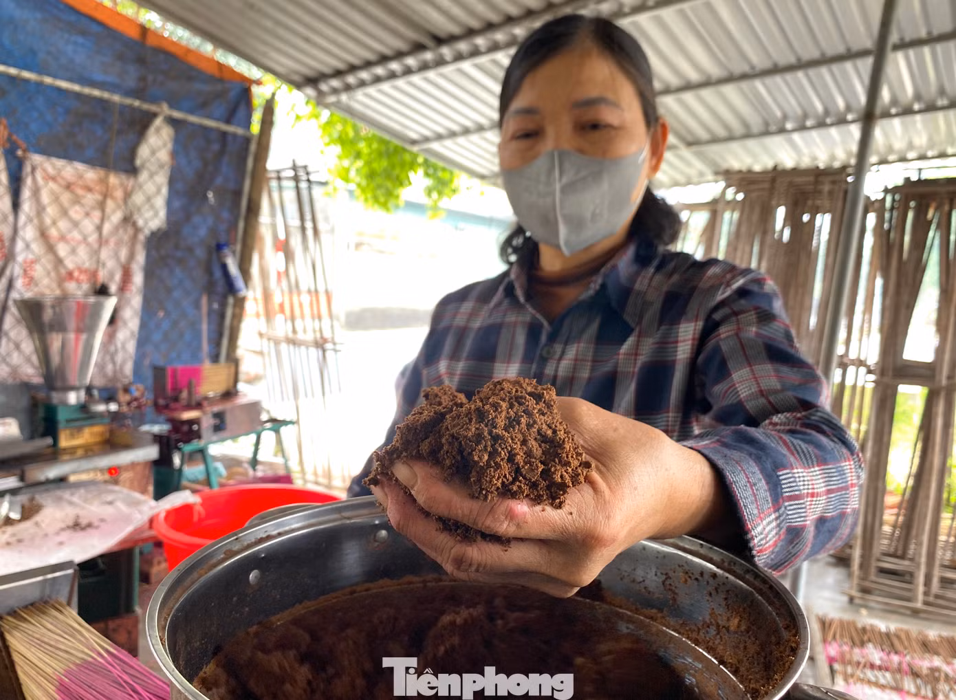 Chia sẻ về công đoạn làm hương, bà Nguyễn Thị Thu Hiền (60 tuổi, thợ làm hương trú xã Thịnh Trường) cho hay, các nguyên liệu đã được chủ cơ sở pha trộn sẵn. Người thợ chỉ việc đổ vào phễu của máy.