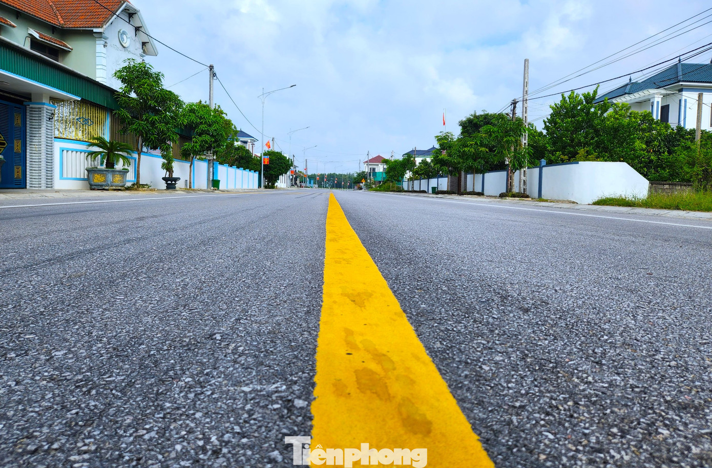 Đường trên tuyến được thiết kế quy mô cấp III đồng bằng, mặt đường rộng 11 m.