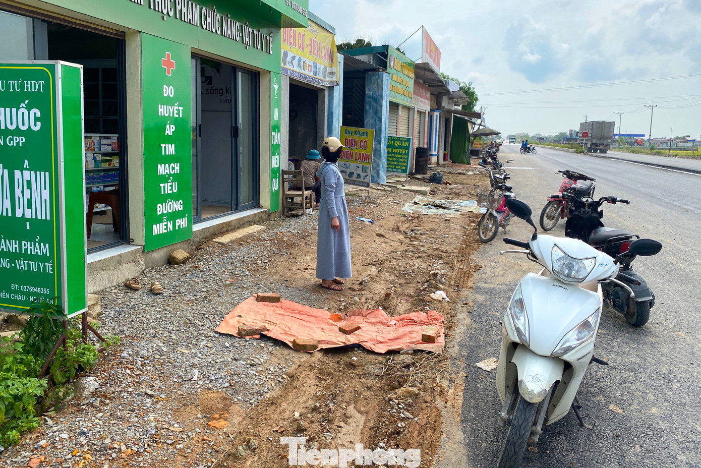 Các hộ dân, các hộ kinh doanh mặt tiền quốc lộ 7 chịu ảnh hưởng lớn do tuyến đường chưa thể thi công hoàn thiện.