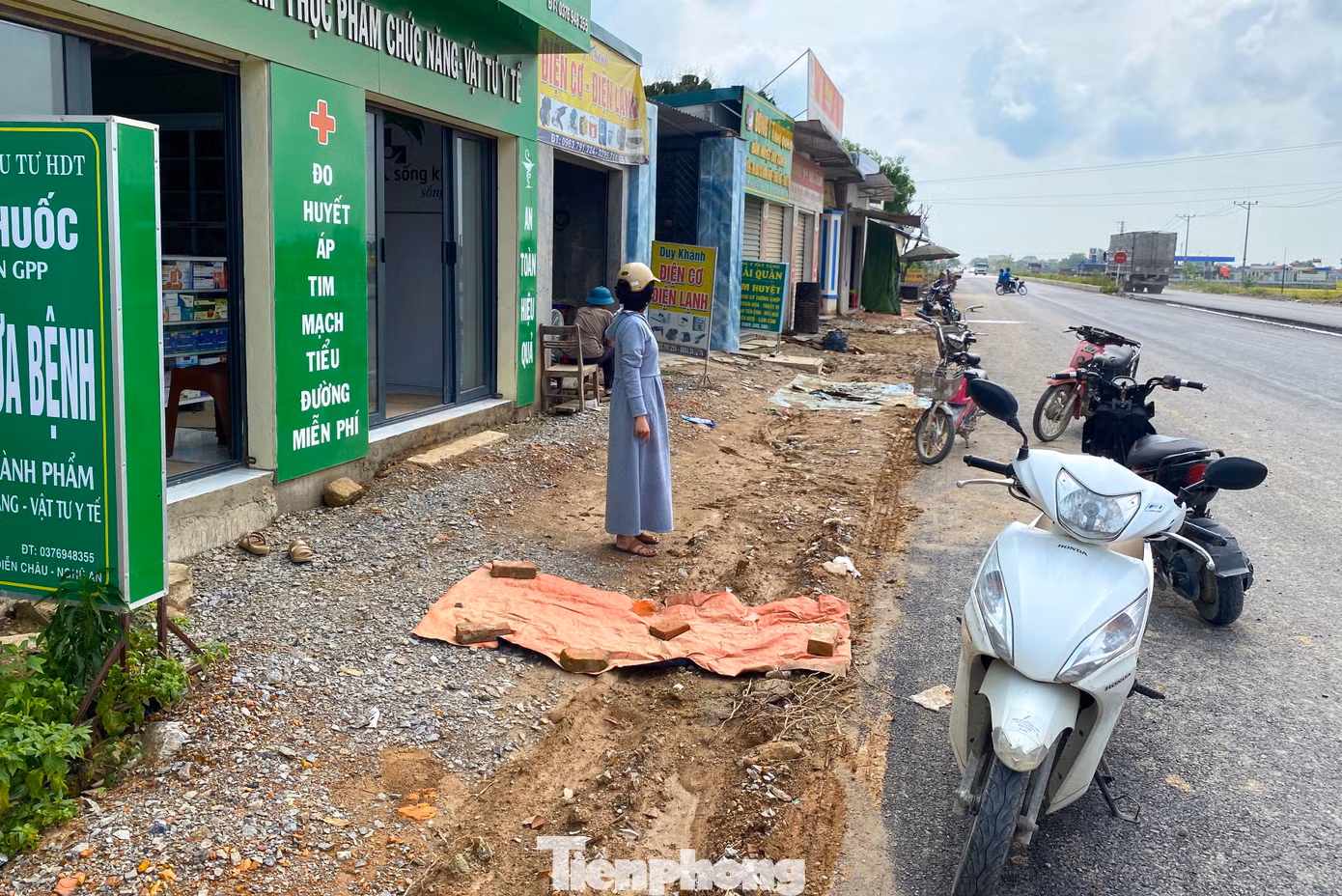 Các hộ dân, các hộ kinh doanh mặt tiền quốc lộ 7 chịu ảnh hưởng lớn do tuyến đường chưa thể thi công hoàn thiện.