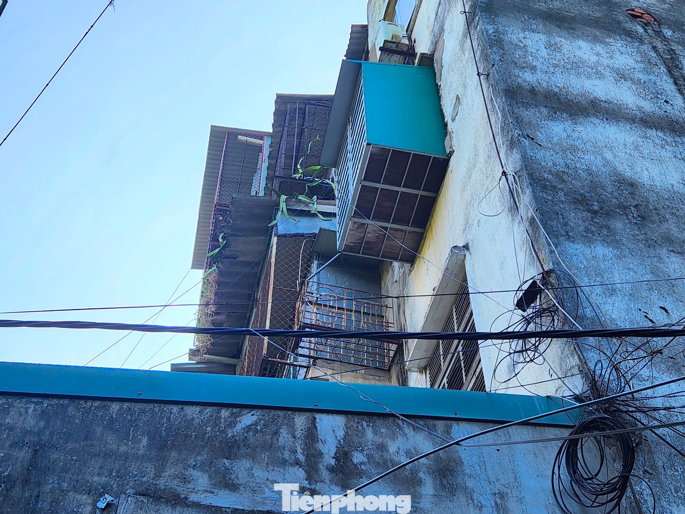 Những chiếc "chuồng cọp" lồi lõm mất an toàn, phía dưới là hệ thống đường dây điện chằng chịt.