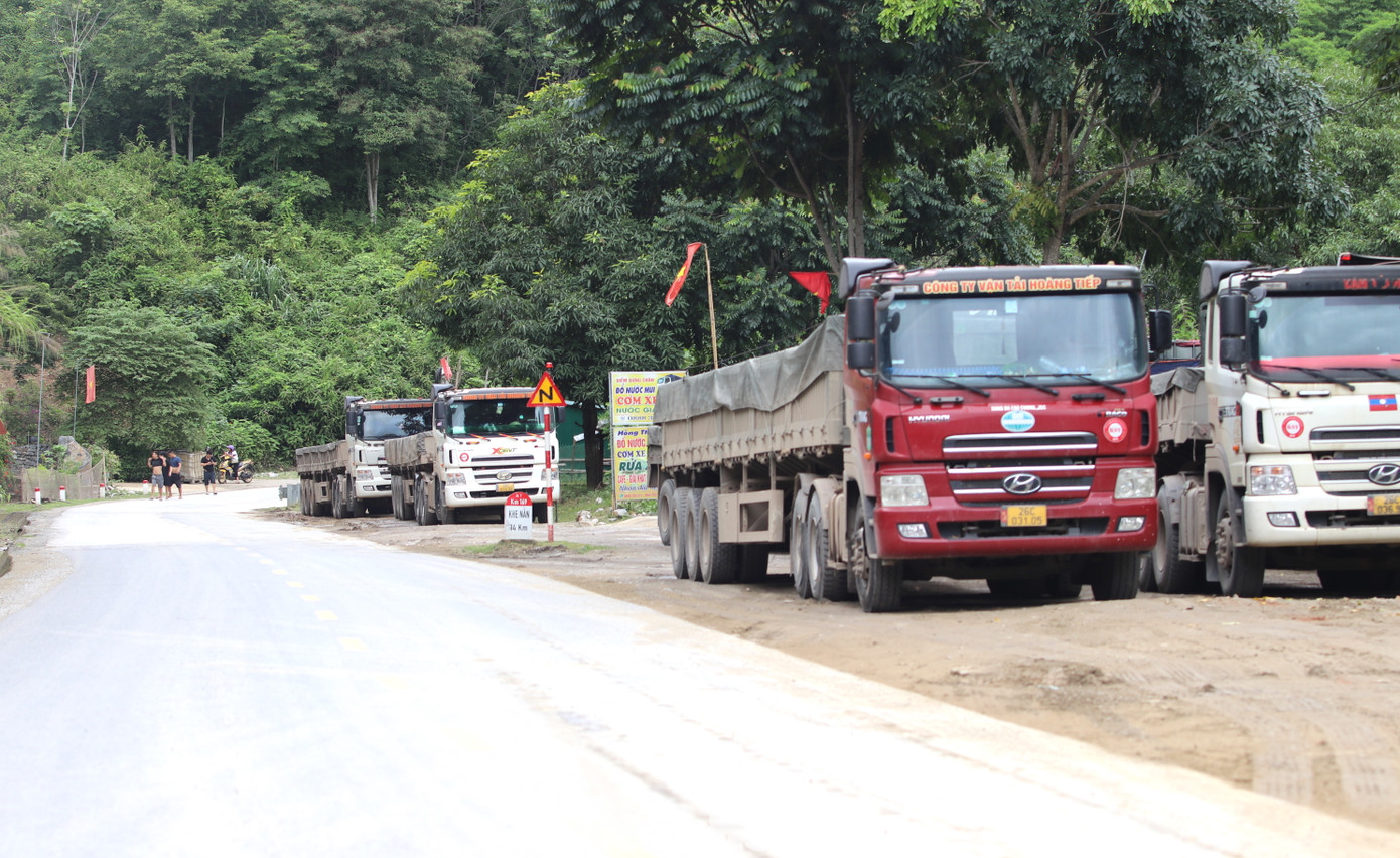 Hàng loạt xe chở đầy quặng vô tư dừng đỗ ngay km 169 quốc lộ 7.