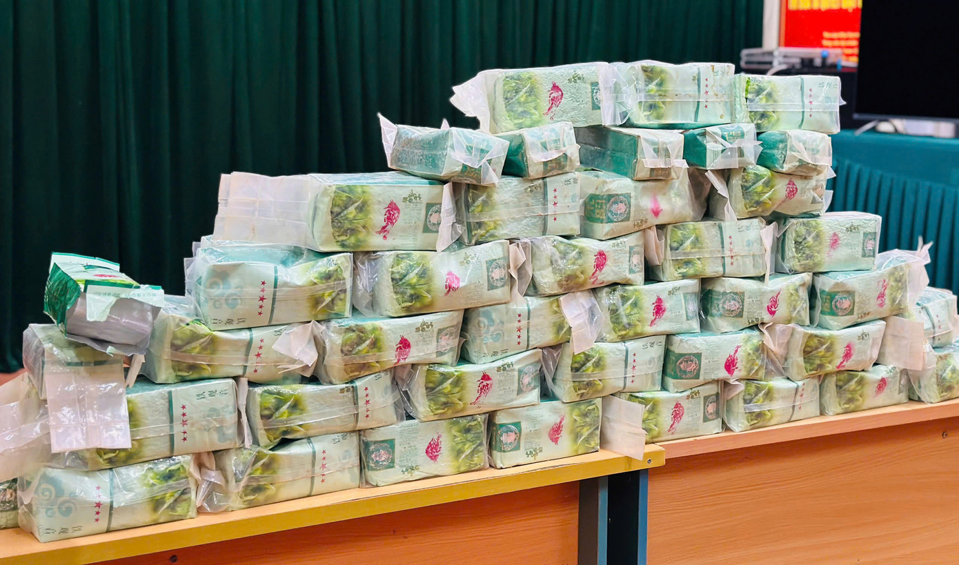 70 gói chứa ketamin được các đối tượng giấu dưới ghế và bình xăng ô tô. 70 gói chứa ketamin được các đối tượng giấu dưới ghế và bình xăng ô tô.