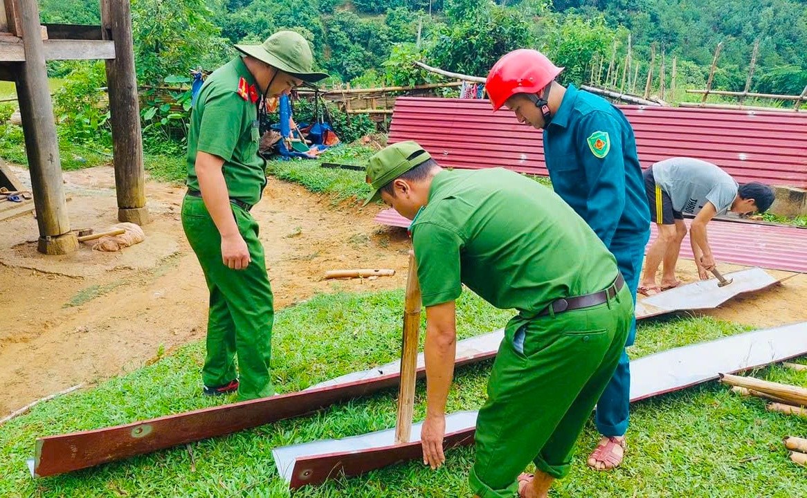 Đoàn viên thanh niên huyện Quỳ Châu (Nghệ An) phối hợp lực lượng công an huyện đến hỗ trợ các gia đình bị mưa gió làm tốc mái tôn.