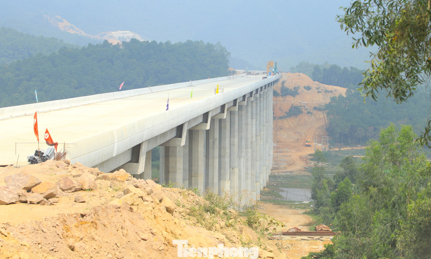 Giai đoạn đầu, dự án có 4 làn xe, bề rộng nền đường 17m, riêng các đoạn nền đường đào sâu đắp cao có bề rộng nền đường 32,25m. Giai đoạn hoàn chỉnh, dự án sẽ được đầu tư quy mô 6 làn xe, bề rộng nền đường 32,25m.