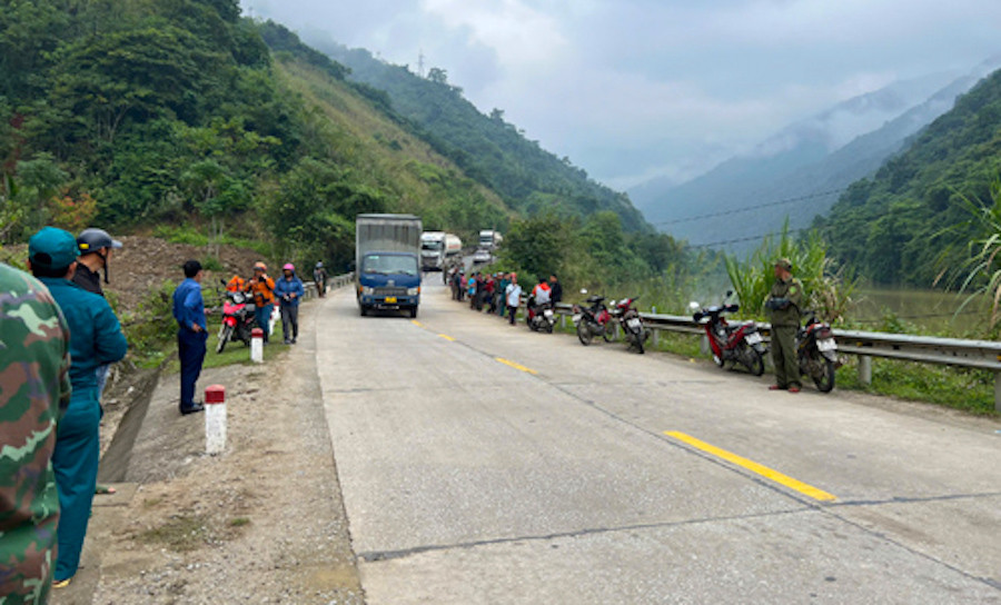 Nhiều lực lượng chức năng tìm kiếm ông P. xung quanh khu vực phát hiện chiếc xe máy và đôi dép. (Ảnh: H.P). Nhiều lực lượng chức năng tìm kiếm ông P. xung quanh khu vực phát hiện chiếc xe máy và đôi dép. (Ảnh: H.P).