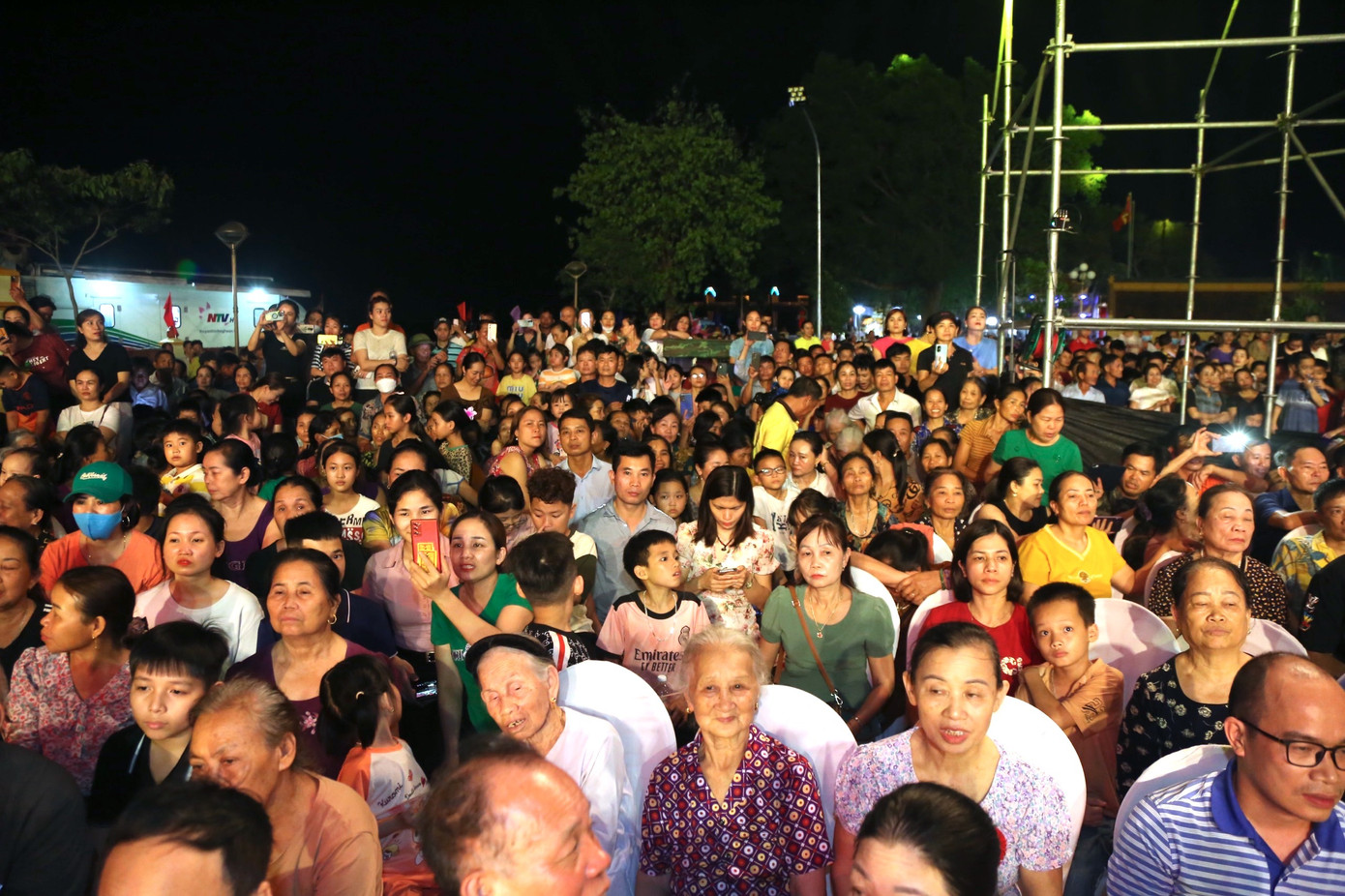 Rất đông người dân tham dự lễ hội. Rất đông người dân tham dự lễ hội.