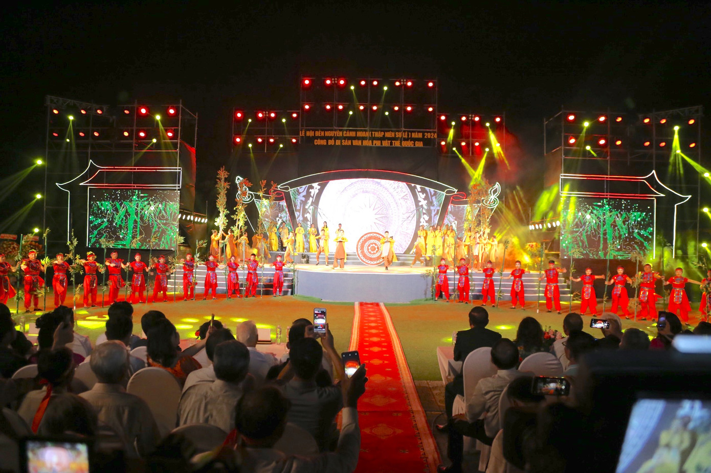 Buổi lễ diễn ra với những tiết mục văn nghệ đặc sắc, độc đáo. Buổi lễ diễn ra với những tiết mục văn nghệ đặc sắc, độc đáo.