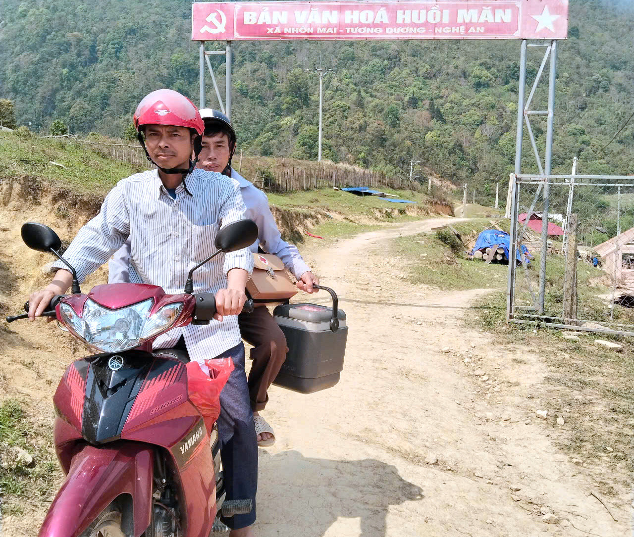 Y bác sĩ Trung tâm Y tế huyện Tương Dương (Nghệ An) vào các bản vùng sâu, đến tận nhà người dân tuyên truyền, tiêm vắc xin sởi cho trẻ.