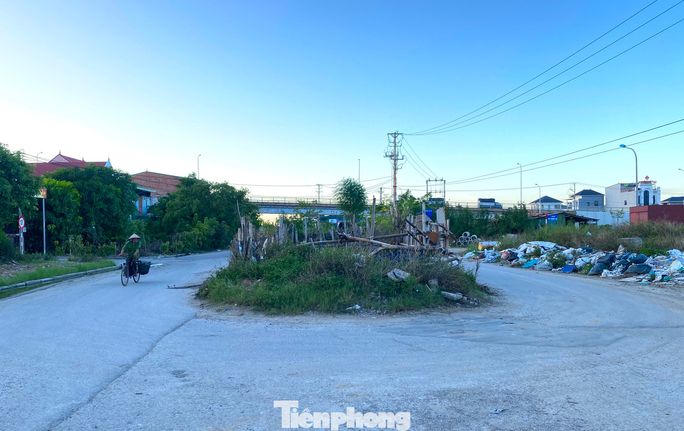 Nhiều năm không thể thông tuyến khiến tuyến đường Lê Ninh trở nên nhếch nhác, rác thải ngập tràn 2 bên đường.