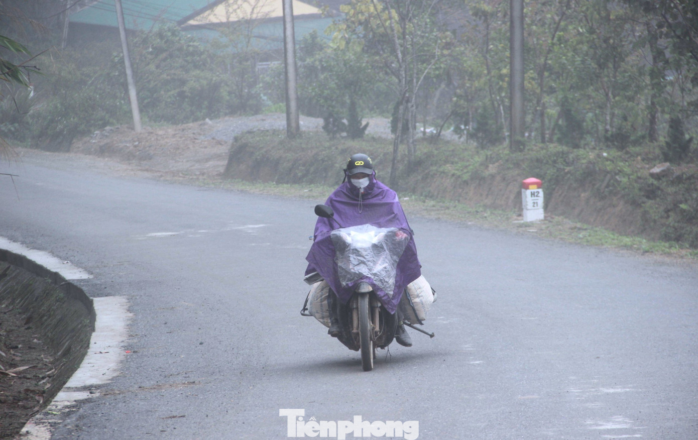 Dù trời không mưa nhưng vì nhiệt độ quá lạnh nên ngoài mặc áo ấm, người dân sẽ mặc thêm áo mưa khi đi xe máy trên đường để tránh gió rét.