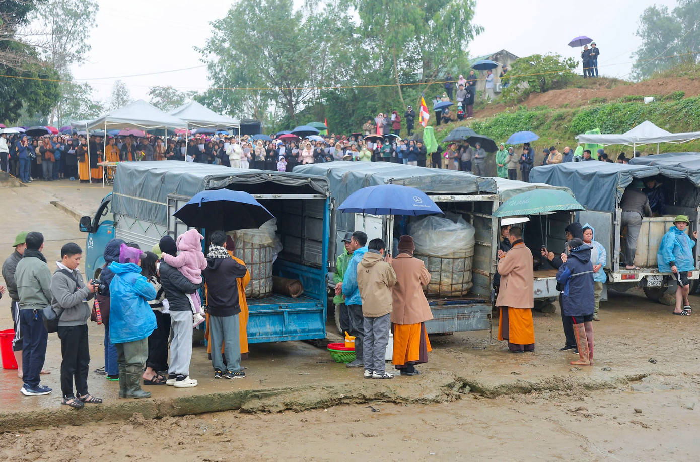 Và làm lễ tại những chiếc xe chở cá trước khi đưa xuống sông phóng sinh.