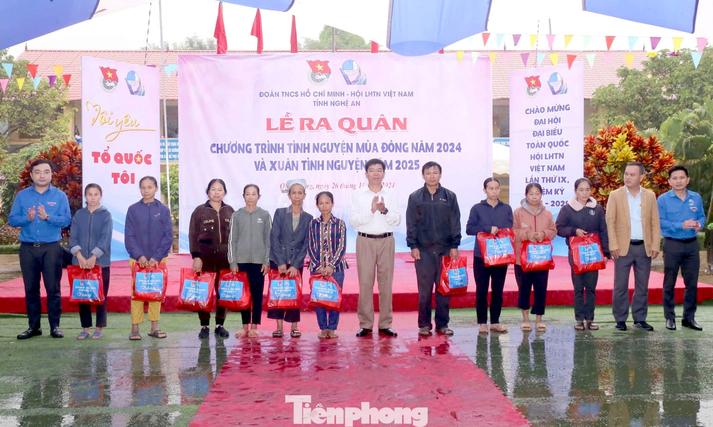 Trao quà cho các hộ dân khó khăn trên địa bàn huyện Quế Phong.