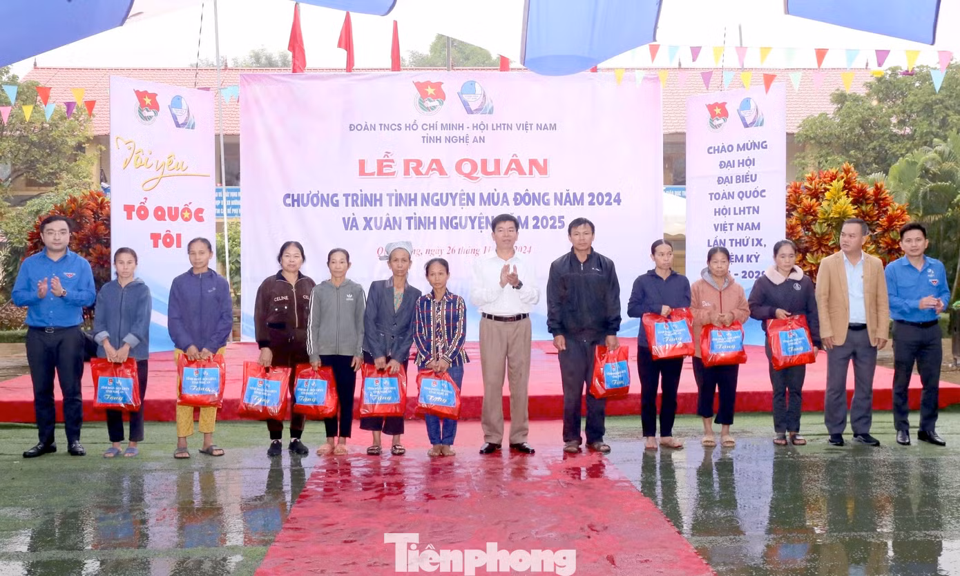 Trao quà cho các hộ dân khó khăn trên địa bàn huyện Quế Phong. Trao quà cho các hộ dân khó khăn trên địa bàn huyện Quế Phong.