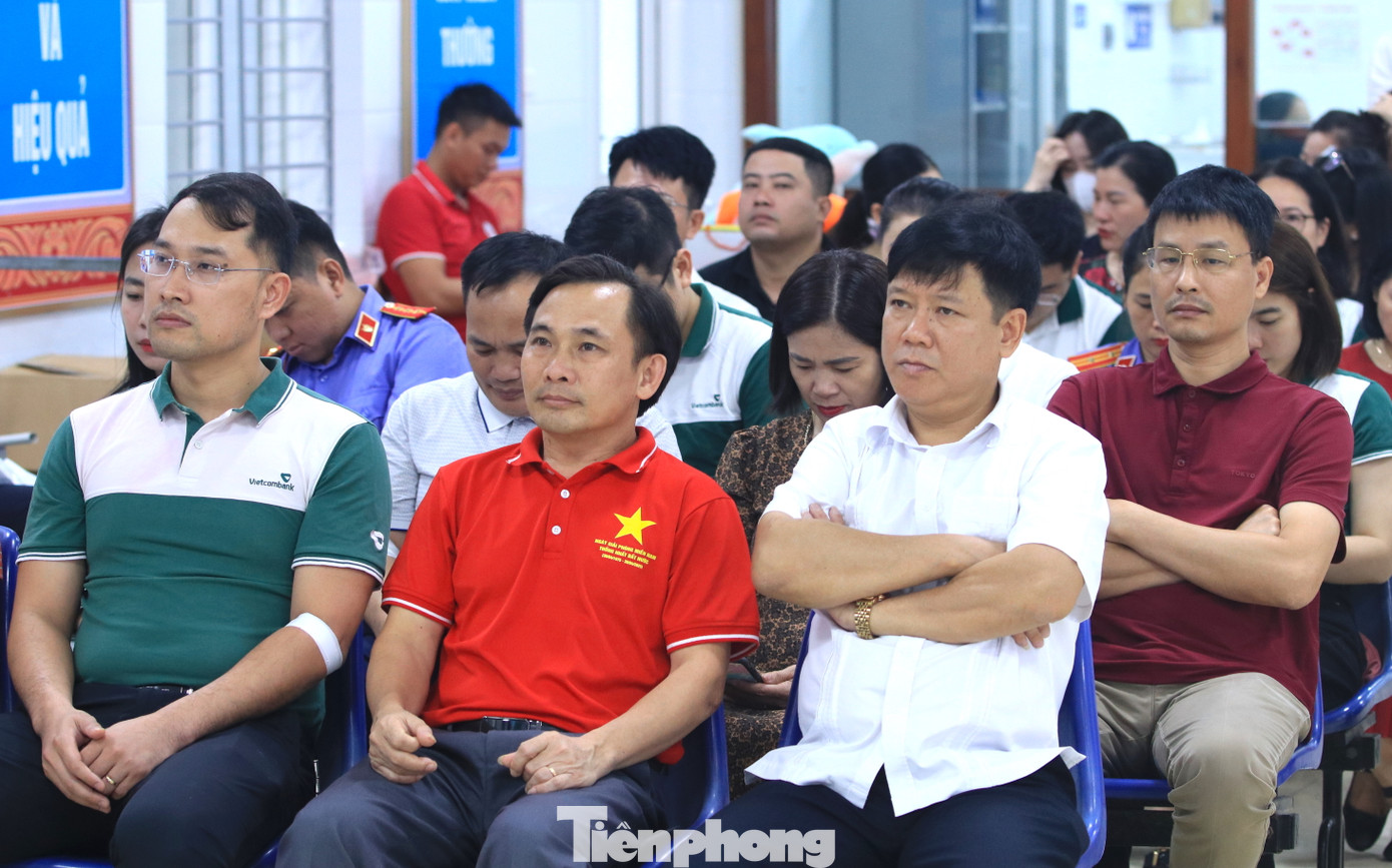 Tham dự buổi hiến máu tình nguyện có ông Ngô Đình Viện - Phó Bí thư Đảng ủy Các cơ quan Đảng tỉnh Nghệ An; ông Trần Quang Hòa - Phó Bí thư Đảng ủy Các cơ quan Đảng tỉnh cùng hơn 150 cán bộ, đoàn viên thanh niên, tình nguyện viên, cán bộ nhân viên của các cơ quan đơn vị trên địa bàn.