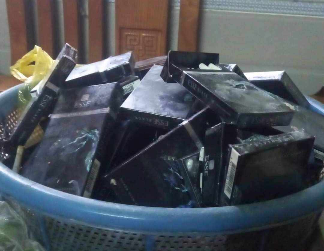 Nhiều người dân ra xem và nhặt những bao thuốc chưa bị ướt về. Nhiều người dân ra xem và nhặt những bao thuốc chưa bị ướt về.