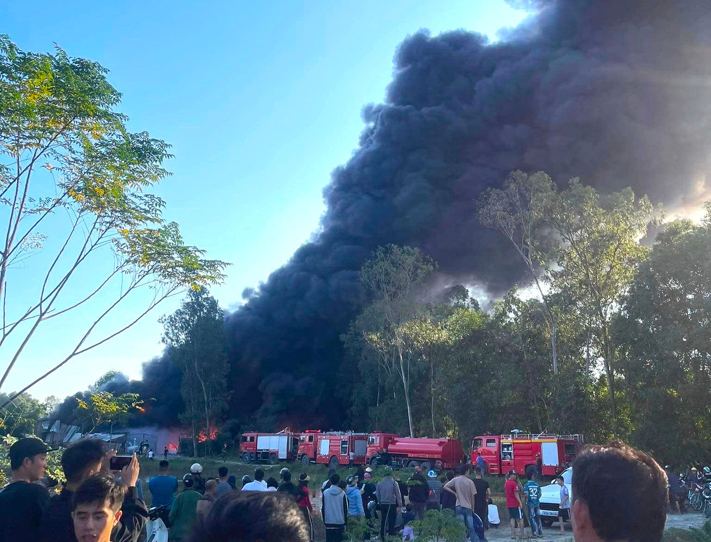 Nhận tin báo, Cảnh sát PCCC và CNCH Công an Nghệ An điều động xe và hàng chục cán bộ đến dập lửa.