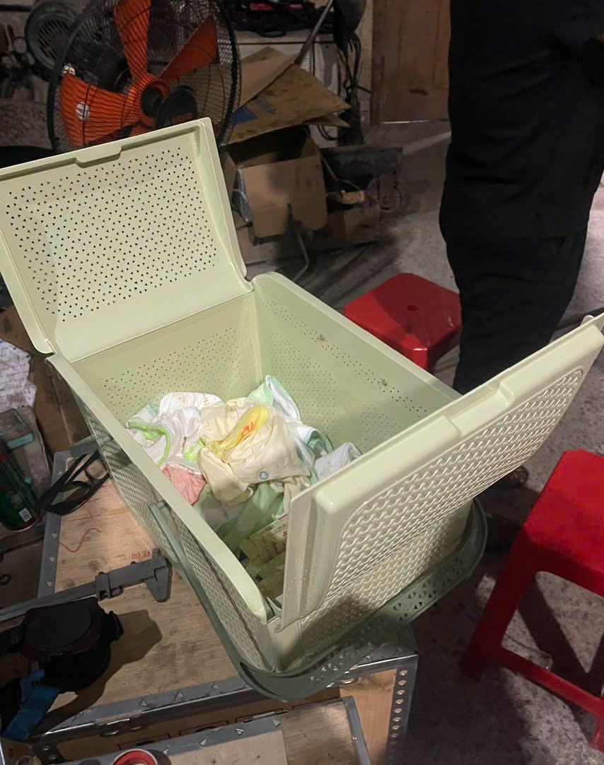 Bức tâm thư cùng chiếc làn nhựa được bỏ lại cùng cháu bé.