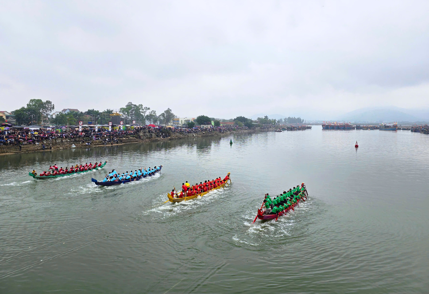 Trưa 18/2, Giải đua thuyền truyền thống được tổ chức trên sông Mai Giang (phường Quỳnh Phương, thị xã Hoàng Mai, Nghệ An). Đây là một trong những hoạt động hấp dẫn nằm trong khuôn khổ Lễ hội Đền Cờn và thu hút hàng vạn du khách đến xem, cổ vũ. Giải đua thuyền không chỉ để thể hiện tinh thần đoàn kết mà còn là dịp để các đội, các tay đua “khoe” sức mạnh, kinh nghiệm.