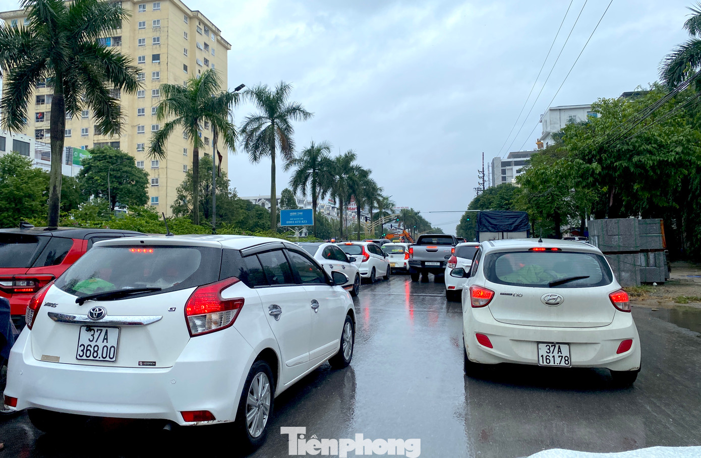 Đặc biệt, tuyến đại lộ Lê Nin có lượng phương tiện tham gia giao thông rất lớn nên việc thi công không khoa học đã khiến người dân bức xúc suốt thời gian dài vừa qua.